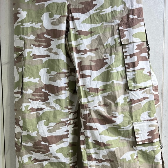 Camouflage Wide Leg Pants - Picture 1 of 5